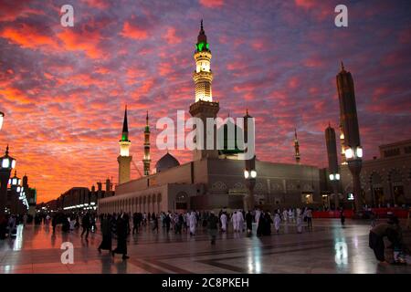 Al Masjid eine Nabawi Moschee wunderschöner Sonnenuntergang bewölkt - Medina Saudi Arabien 6 jan 2020 - Umra und Hadsch Reise`s muslimischen heiligen Ländern Stockfoto